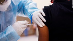 Reportan largas colas para recibir la vacuna contra el Covid-19 en Florida