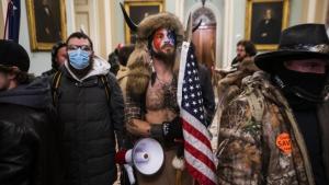 El “bisonte de QAnon” se declaró culpable por asalto al Capitolio de EEUU