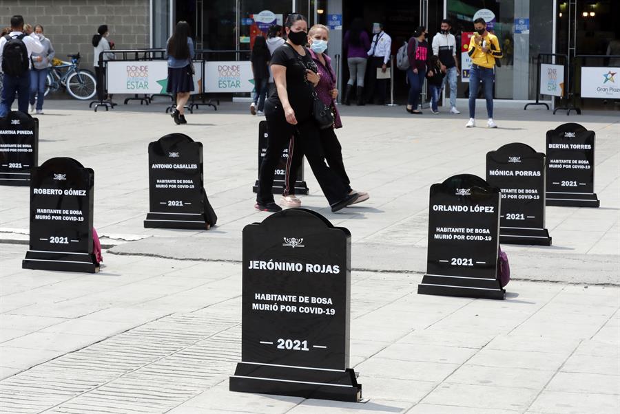Con lápidas hacen campaña de sensibilización por coronavirus en Bogotá