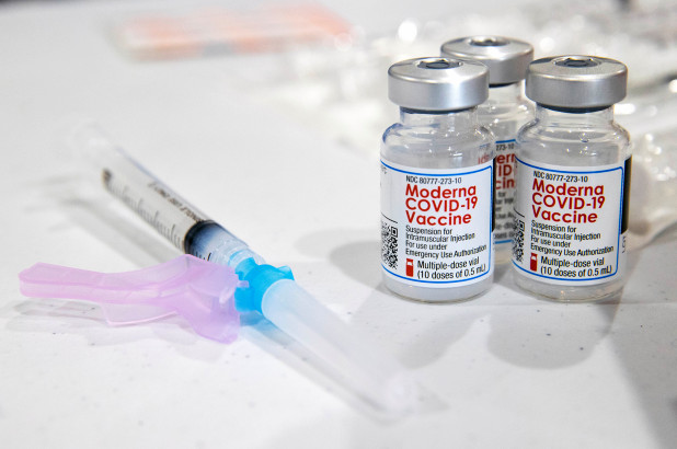 California detiene el uso de la vacuna de Moderna por reacciones alérgicas