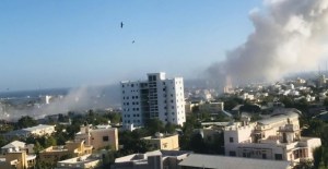 Dos explosiones y múltiples disparos durante atentado suicida en un hotel de Somalia (VIDEO)