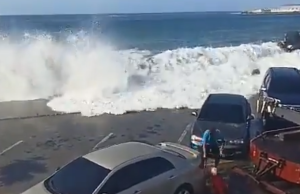 En VIDEO: Impresionante oleada golpeó vehículos estacionados de turistas en Puerto Cabello