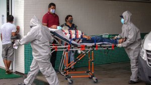 Sin oxigeno para quienes dependen de un respirador y falta de camas: El Covid-19 colapsó Manaos (Fotos)