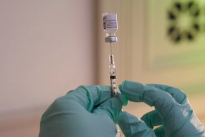 Pfizer asegura que su vacuna es “eficaz” para las variantes del coronavirus