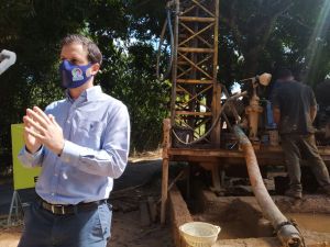 Sayegh inspeccionó perforación de pozo para llevar agua a familias de El Calvario en El Hatillo