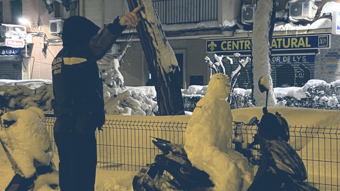 VIRAL: Un Policía en Madrid “multó” a un muñeco de nieve por ir en moto sin casco