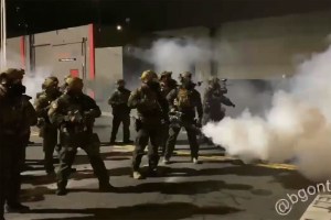 Manifestantes se enfrentan con las autoridades fuera de las instalaciones de Portland ICE