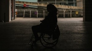 ¡Desalmada! Una madre mantuvo a su hija sana en una silla de ruedas durante 6 años tras exagerar varios síntomas