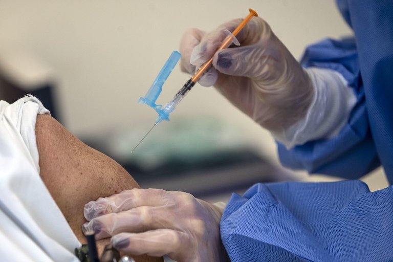 Diez millones de personas recibieron primera dosis de vacuna contra el Covid-19 en EEUU