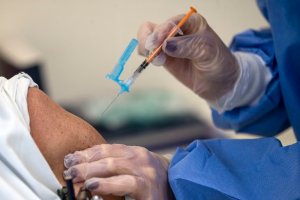 Diez millones de personas recibieron primera dosis de vacuna contra el Covid-19 en EEUU