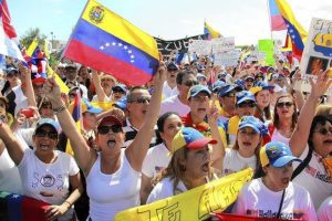 Venezolanos en Florida apoyan alivio de sanciones petroleras si es por causas humanitarias