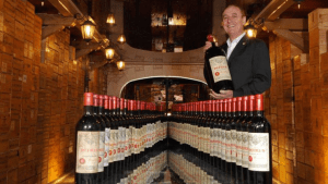 Quién es el dueño del “Louvre del vino”, la colección de botellas más rara del mundo