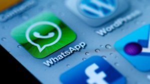 Whatsapp quiere compartir más datos con Facebook, mientras sus usuarios se inquietan