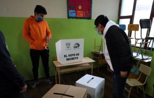Abren colegios electorales en Ecuador en una jornada de comicios generales