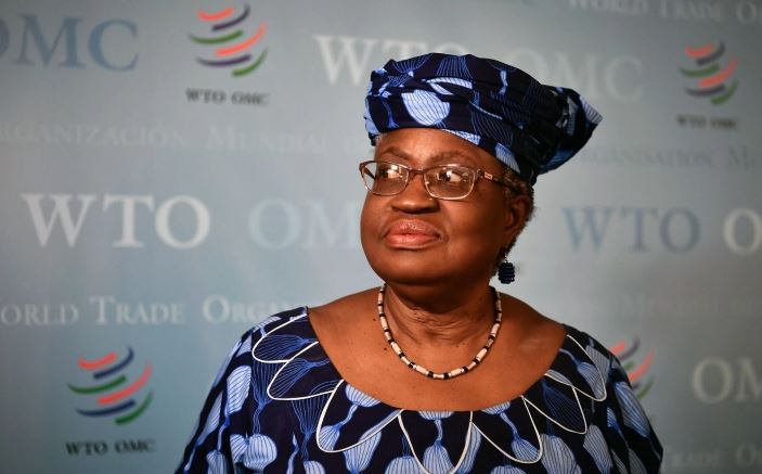 La OMC nombró por primera vez a una mujer como jefa, una nigeriana