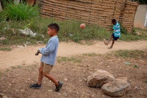 Cómo es la verdadera “Navidad” en Venezuela: Pobreza, niños con desnutrición y migración forzada bajo el régimen de Maduro