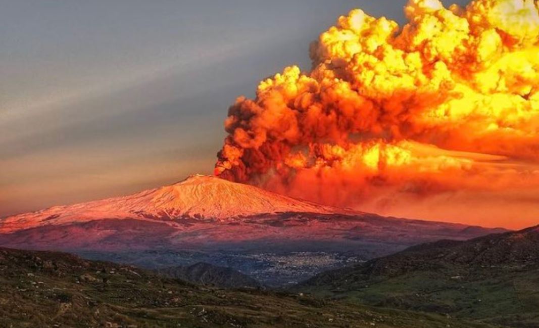 VIDEOS: La impresionante erupción del volcán Etna en Sicilia