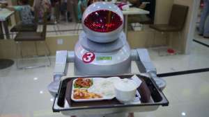 Crearon en Dubái la primera cafetería atendida totalmente por robots (Video)