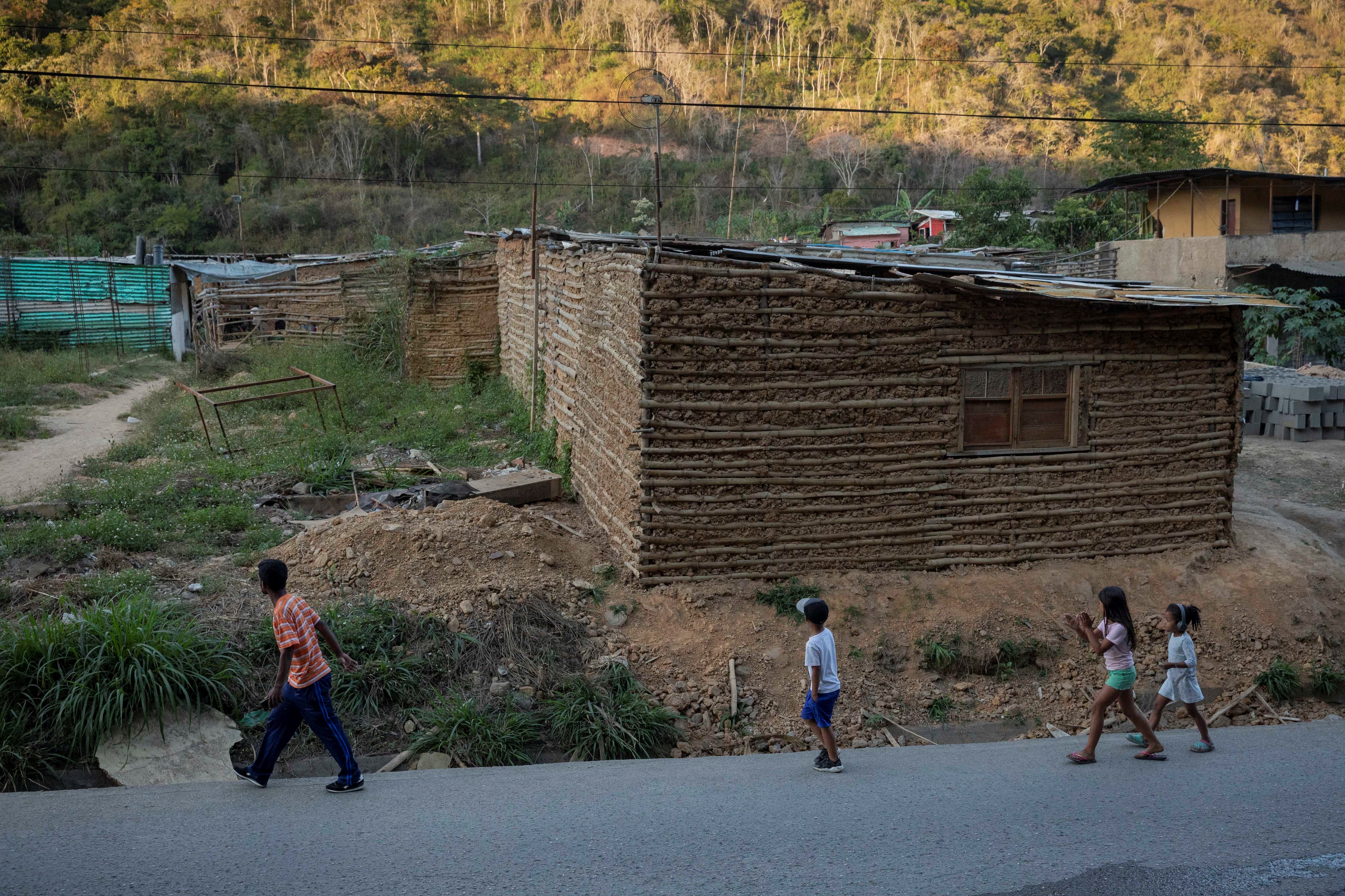 “Iba al colegio sin comer”: Niños venezolanos buscan hacerle frente a la pobreza