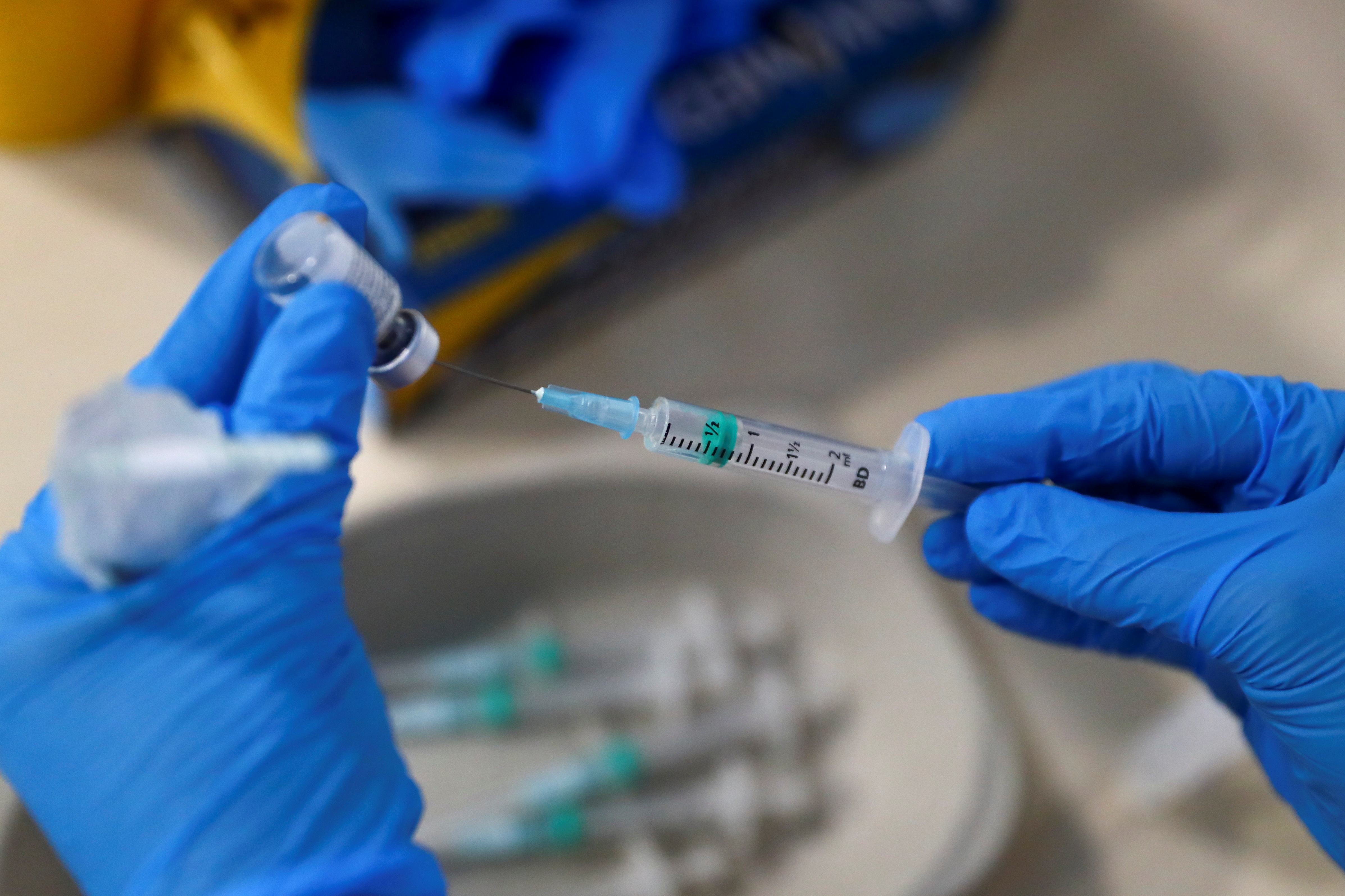 Hacen ensayos sobre la conveniencia de combinar dos vacunas distintas