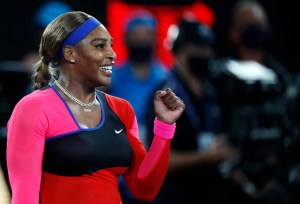 Serena Williams derrota a Halep y pasa a semifinales de Abierto de Australia
