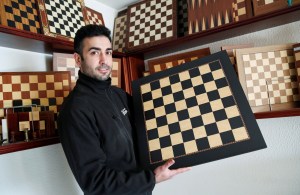 David Ferrer, un cameo en “Gambito de dama” dispara las ventas por fabricar tableros de ajedrez español