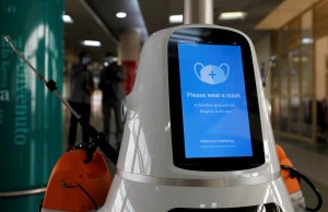 Robots en aeropuertos Kenia dan impulso de alta tecnología a la lucha contra el Covid-19
