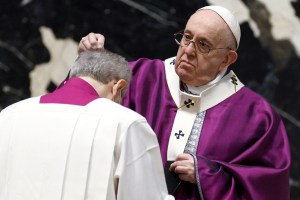 El papa Francisco celebró el Miércoles de Ceniza con misa con pocos fieles y un nuevo rito