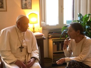 El papa Francisco realizó una sorpresiva visita a superviviente de Holocausto