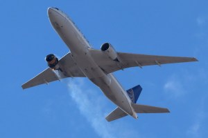 El aterrador momento en que aterrizó el avión de United Airlines con un motor carbonizado (Video)