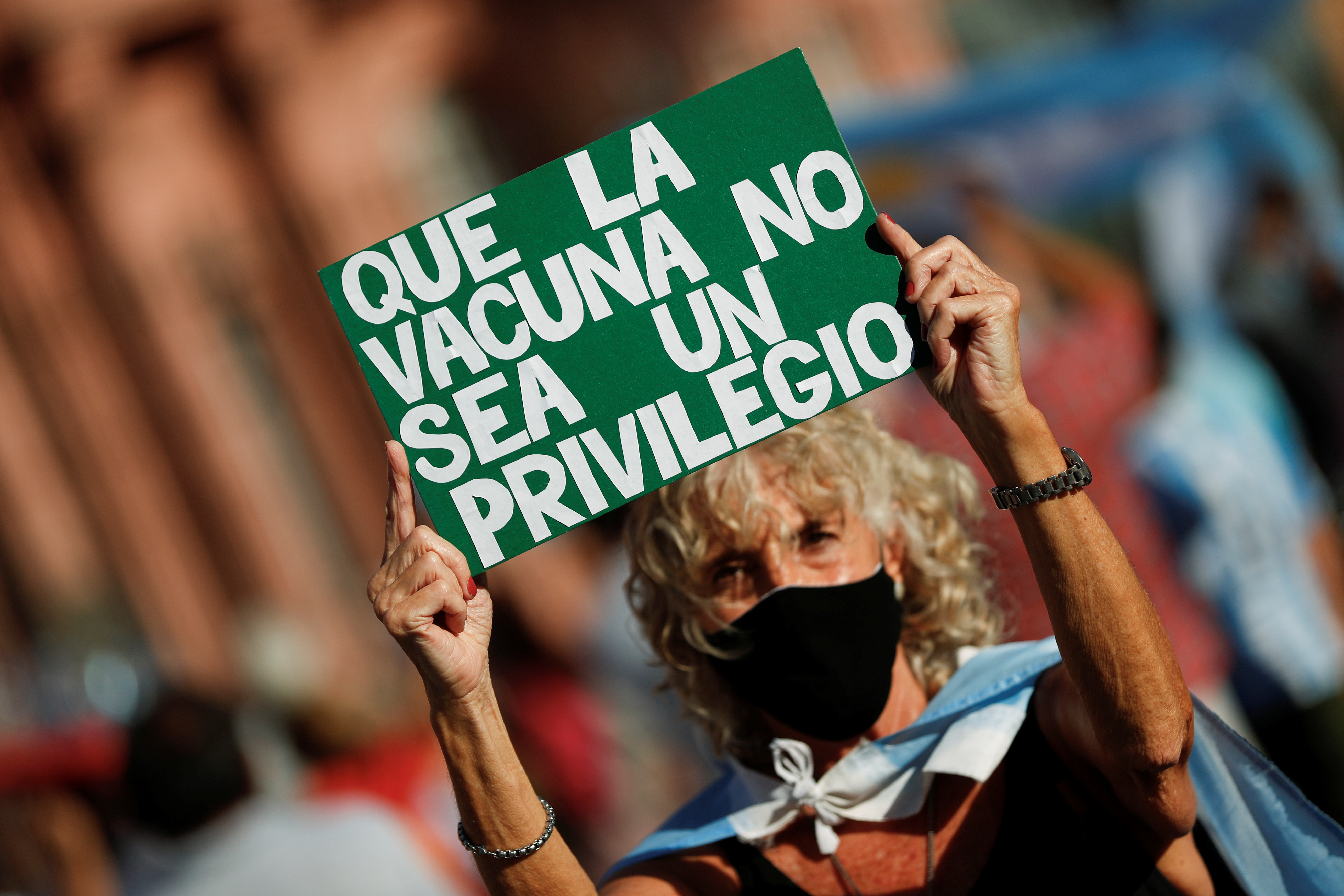 “Devuélvanme mi vacuna”. Argentinos protestan por escándalo de privilegios en vacunación Covid-19