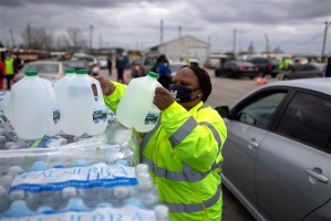 Millones de personas continúan sin agua potable en Texas