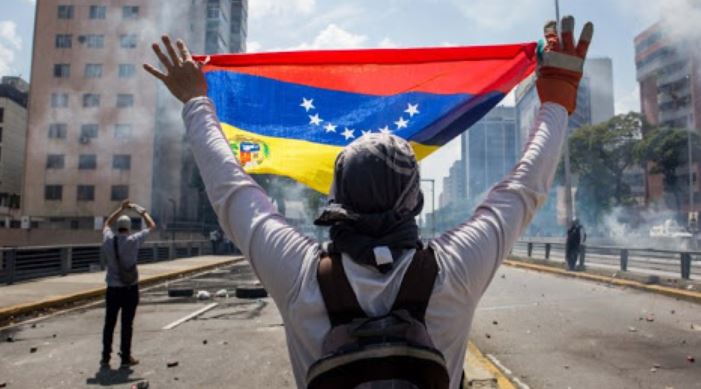 Otra violación a los derechos al servicio del régimen: Multarán a quienes protesten en Vargas