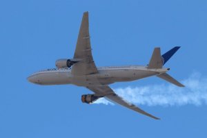 Boeing ordenó mantener en tierra a todos los aviones 777 con el modelo de motor que se incendió en Denver