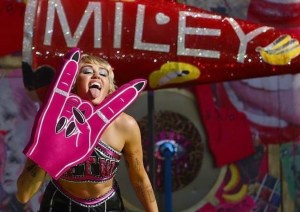 Miley Cyrus cautivó con show previo al Super Bowl cargado de nostalgia