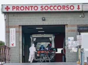 Italia suma 19.886 contagios y aumenta el ritmo de vacunación