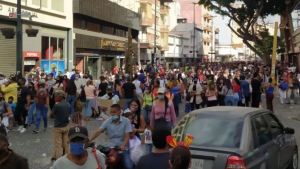Ignorando la pandemia, caraqueños abarrotaron el bulevar de Sabana Grande en el primer día de Carnaval (Fotos)