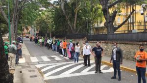 IMÁGENES: Una cadena humana rodea la embajada de Colombia en Caracas para agradecer el apoyo a migrantes venezolanos