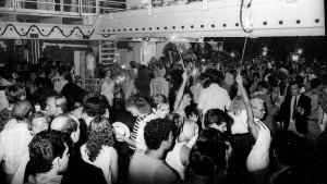 Celebridades, sexo, drogas y hasta un caballo en la pista: Las locas noches de Studio 54, la disco más famosa