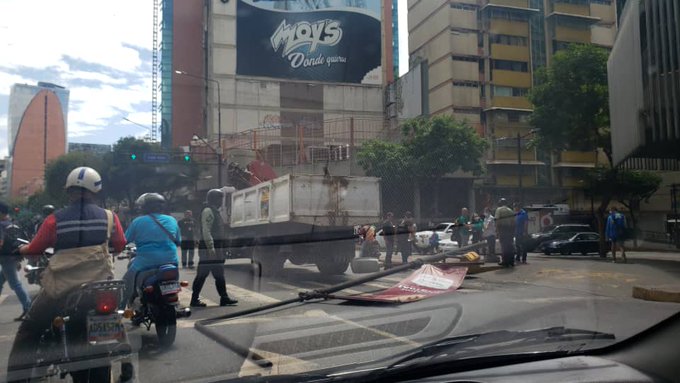 EN FOTO: Se desplomó un poste en la avenida Francisco de Miranda este #24Feb