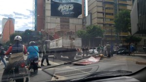 EN FOTO: Se desplomó un poste en la avenida Francisco de Miranda este #24Feb