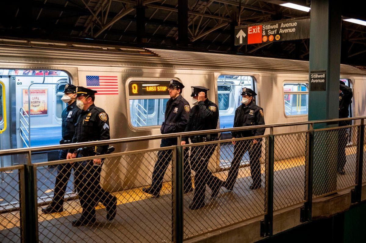 En Nueva York despliegan 500 policías más en el metro tras cuatro apuñalamientos