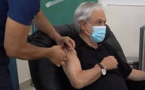 Sebastián Piñera recibe la primera dosis de la vacuna china contra el coronavirus