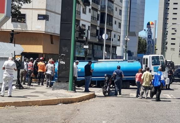 Camión cisterna se hundió en el pavimento de la avenida Francisco de Miranda (Fotos)