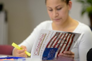 Administración de Biden reduce a la mitad las preguntas del examen de ciudadanía estadounidense
