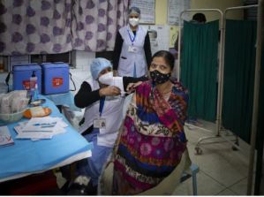 Cómo se explica la espectacular caída de casos de coronavirus en India