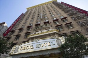 Crímenes, suicidios y fantasmas: La leyenda negra del hotel Cecil, que no tiene habitaciones “sin salpicaduras de sangre”