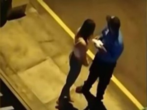 Debía multar a una mujer por violar toque de queda en Perú y terminó besándola (VIDEO)