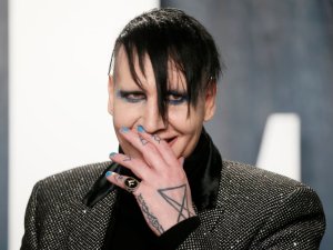 ¡Asco! Marilyn Manson fue acusado por una camarógrafa de… ¿escupirle y soplarle mocos?