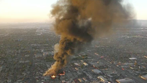 Voraz incendio consumió zona industrial en Los Ángeles (Video)